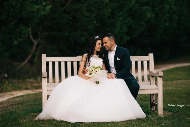 Definiția iubirii – prin ochi de copil / Foto: Pr. Benedict Both miri stând pe bancă