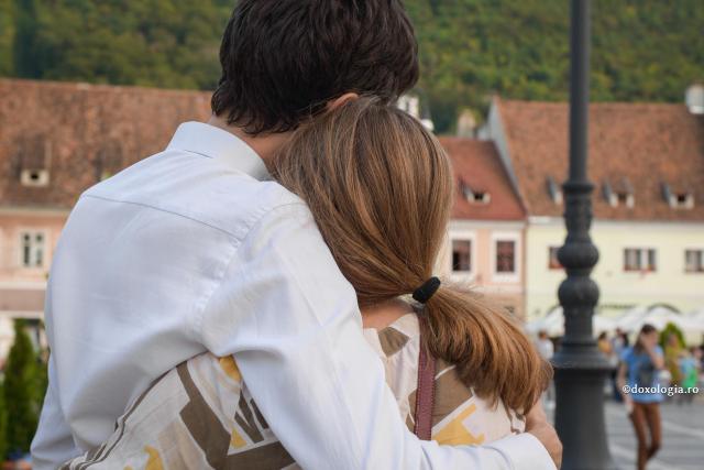 Pentru purtarea ta blândă față de soția ta, te așteaptă răsplată de la Dumnezeu / Foto: Oana Nechifor tineri îmbrățișați