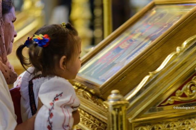Mama să-I vorbească lui Dumnezeu, iar Dumnezeu să-i vorbească copilului / Foto: Oana Nechifor copil în fața icoanei