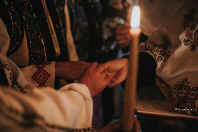 Taina Cununiei – dileme contemporane / Foto: Pr. Benedict Both punerea verighetei pe deget