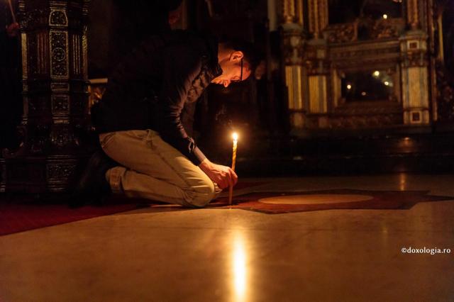 O pildă vie de soț autentic / Foto: Oana Nechifor bărbat în genunchi cu lumânare aprinsă