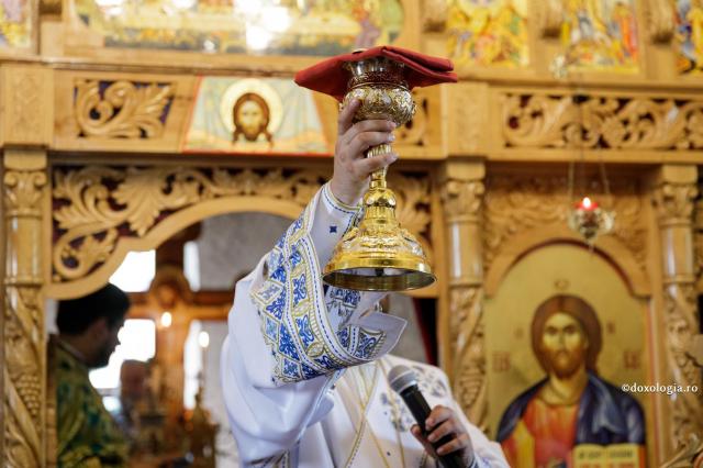 Pr. Răzvan Ionescu: „Nu lingurița euharistică este problema momentului, ci atitudinea noastră față de Hristos prezent în Sfintele Taine”