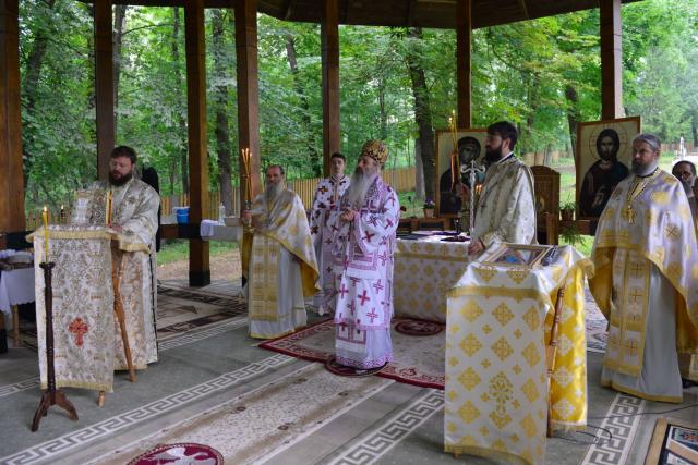 Părintele Mitropolit Teofan a slujit la Mănăstirea Miclăușeni