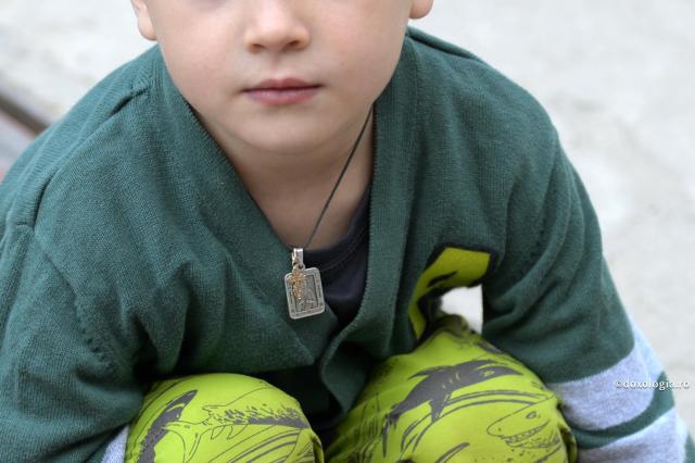 Când pot purta copiii cruciulița la gât? / Foto: Oana Nechifor copil cu cruciuliță la gât