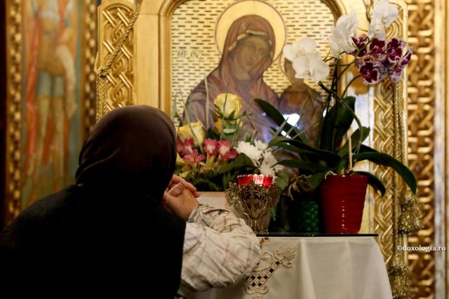 Chemați-o mereu cu credință pe Împărăteasa Cerurilor! / Foto: Oana Nechifor bătrână rugându-se la icoana Maicii Domnului
