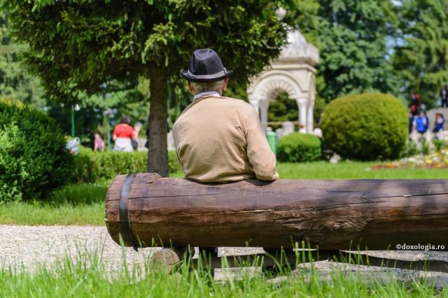 Cum să ne purtăm cu aproapele nostru, ca să împlinim porunca dragostei? / Foto: Ștefan Cojocariu bătrân stând pe bancă