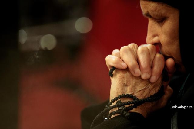 mâini împreunate la rugăciune