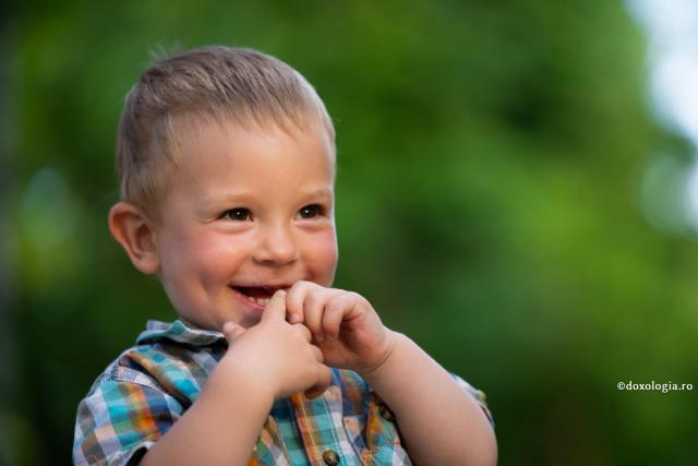Copiii simt în mod direct iubirea lui Dumnezeu / Foto: Bogdan Bulgariu copil vesel