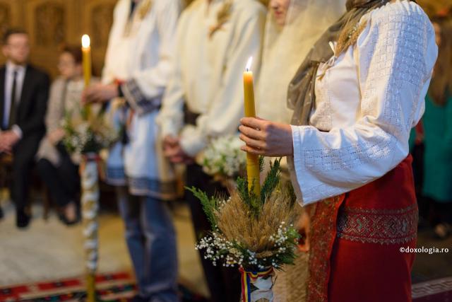 Cum alegem nașii de cununie? / Foto: Oana Nechifor lumânare aprinsă în mână