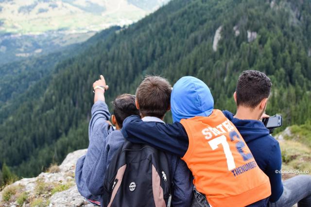 Preocuparea de sine, prima etapă în dezvoltarea mândriei / Foto: Valentina Bîrgăoanu tineri pe vârf de munte