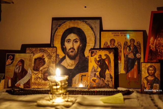 Icoana – armă de luptă împotriva patimilor și a imaginarului bolnav / Foto: Oana Nechifor colț de rugăciune