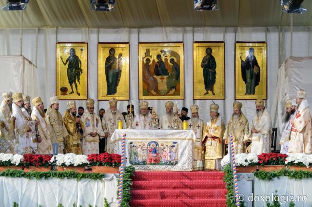 Soborul ierarhilor slujitori ‒ Sfânta Liturghie la Hramul Sfintei Cuvioase Parascheva (2021)