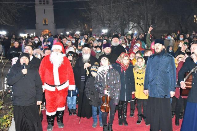„Dar de Crăciun” la Episcopie: 1600 de copii au primit, în curtea Catedralei din Huși, cadourile mult așteptate