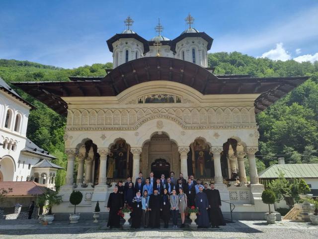 Studenții Facultății de Teologie din Iași, prezenți la Simpozionul Național Studențesc, organizat la Mănăstirea Lainici