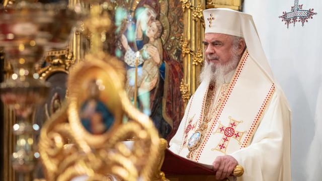 Patriarhul Daniel, de Înălțarea Domnului: „Când îi cinstim pe eroii neamului, cinstim demnitatea poporului român jertfelnic şi luptător”