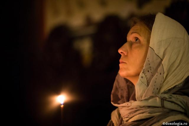 Cereți de la Domnul fără să șovăiți! / Foto: Oana Nechifor femeie cu lumânare aprinsă în mână privind spre cer