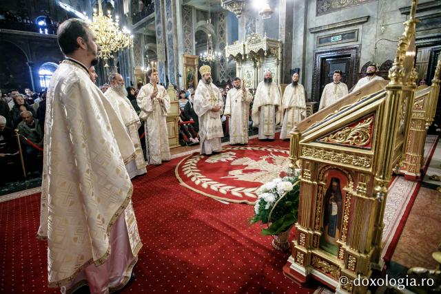 Preasfințitul Nichifor Botoșăneanul, către pelerinii Sfintei Parascheva: „Ne atingem de sfintele moaște ca să înviem sufletele noastre din mormântul necredinței”