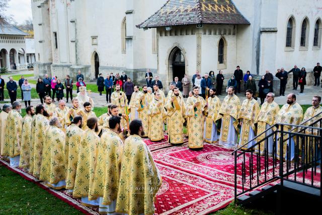 Liturghie arhierească în Duminica a XXII-a după Rusalii, la Mănăstirea „Sfântul Ioan cel Nou de la Suceava”