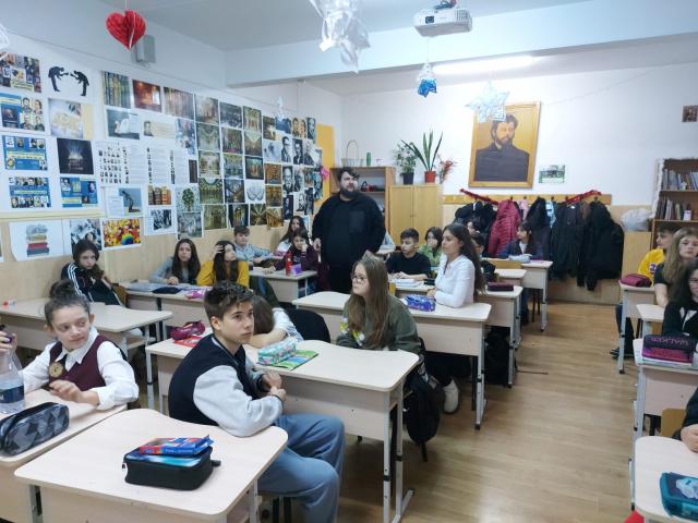 Elevii unei școli din Iași au vorbit despre fake news și good news