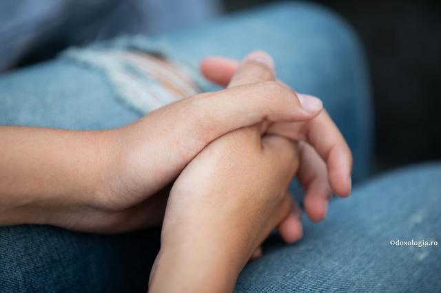Certurile dintre adolescenți și părinți – prilej de ruptură sau de maturizare? / Foto: Oana Nechifor mâini împreunate