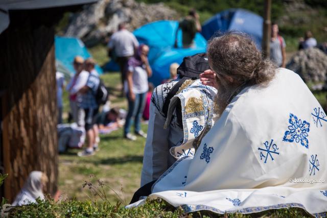 Copiii își deschid inimile delicate la Taina Spovedaniei / Foto: Oana Nechifor preot spovedind