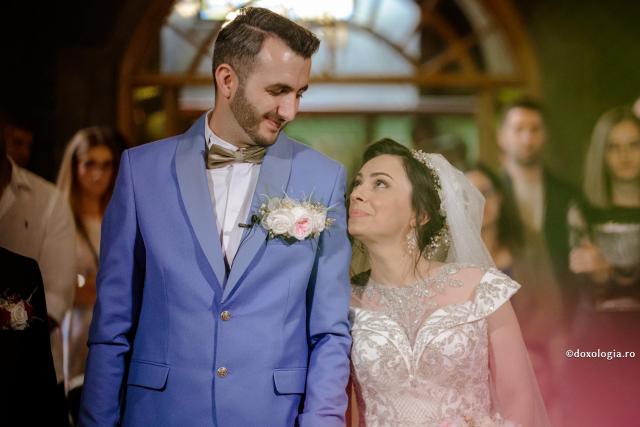 Familia creștină – laborator al desăvârșirii umane / Foto: Oana Nechifor miri privindu-se în ochi
