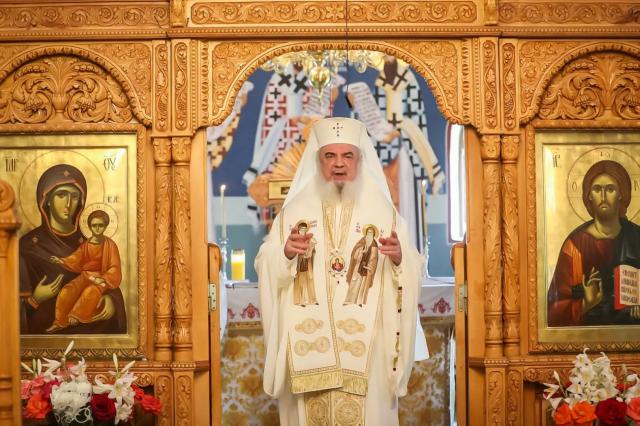 Părintele Patriarh Daniel: „Prin Duminica Tuturor Sfinţilor înţelegem mai bine că vocaţia cea mai mare a omului este dobândirea sfinţeniei”