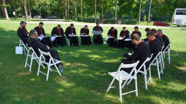 Preoții din cadrul programului formare participând la un atelier susținut de PS Nichifor Botoșăneanul