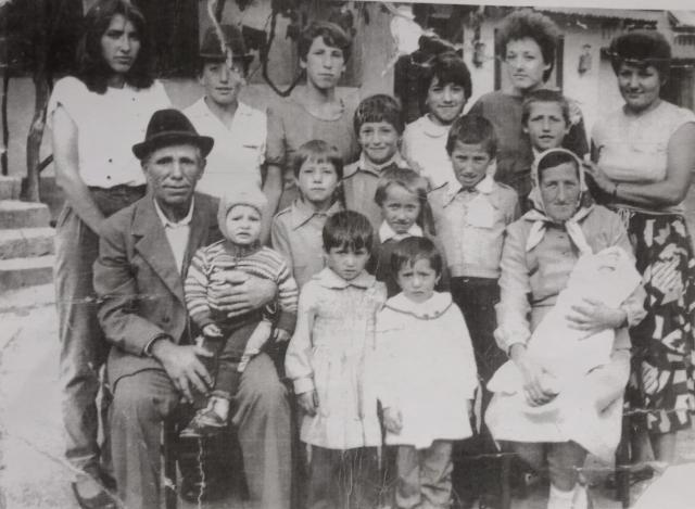 Familia Isaic - parintii si 15 dintre cei 16 copii