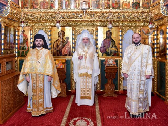 Părintele Patriarh Daniel alături de doi slujitori