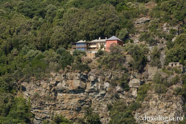 Peştera părintelui Antipa Dinescu de lângă Mănăstirea Stavronikita / Foto: pr. Silviu Cluci Peştera părintelui Antipa Dinescu de lângă Mănăstirea Stavronikita