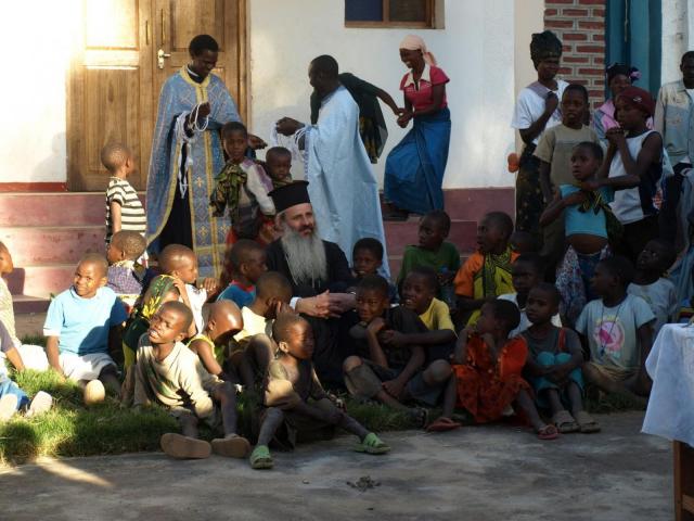 IPS Teofan înconjurat de copiii din Africa