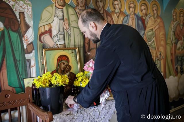 preot si flori in Sfantul Altar