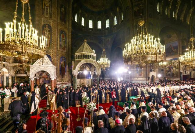 Credincioși, clerici și ierarhi l-au petrecut la locul de veci pe Patriarhul Neofit al Bulgariei