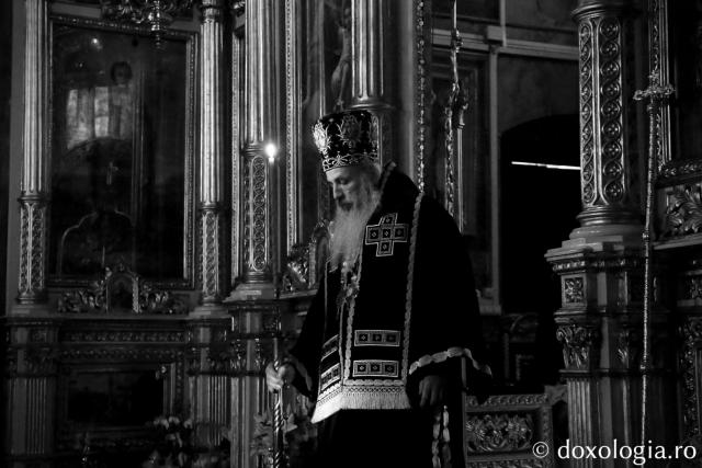 IPS Teofan săvârșind Sfânta Liturghie la Catedrala Mitropolitană