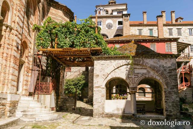 Via Sfântului Simeon de la Hilandar / Foto: pr. Silviu Cluci Bobițele de struguri de la Mănăstirea Hilandar ajută soții neroditori să dobândească prunci