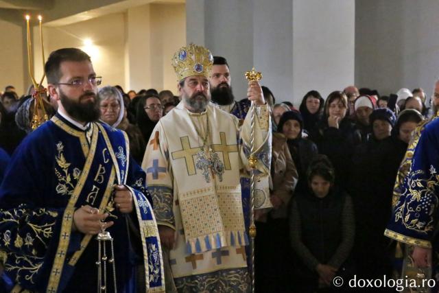 PS Nichifor Botoșăneanul săvârșind Sfânta Liturghie la Mănăstirea Sihăstria Voronei