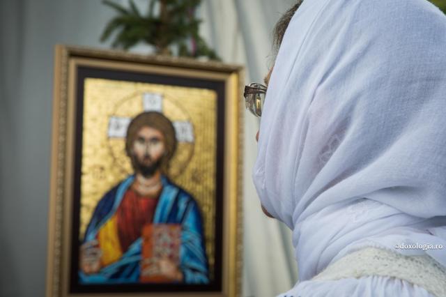 Cât de pregătiți suntem să-L întâlnim pe Hristos? / Foto: Oana Nechifor femeie în fața icoanei Mântuitorului Hristos