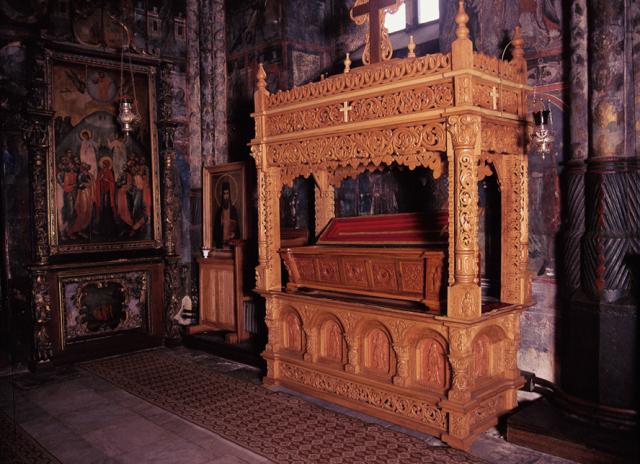 Baldachinul cu moaștele Sfântului necunoscut - Mănăstirea Neamț
