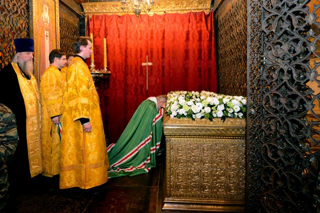 Preafericitul Chiril, Patriarh al Moscovei şi al întregii Rusii închinându-se la Moaștele Sfântului Ierarh Ermoghen Patriarhul Moscovei