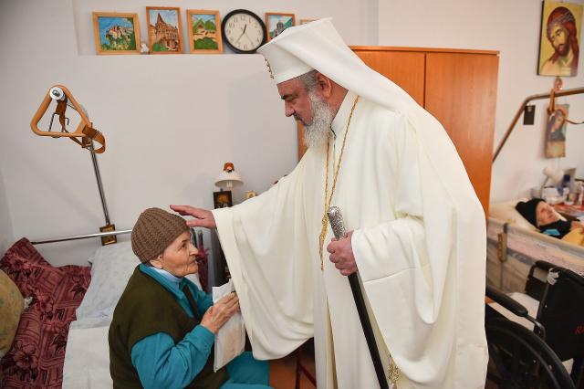 De ce Părintele Patriarh Daniel poartă veșminte de culoare albă?
