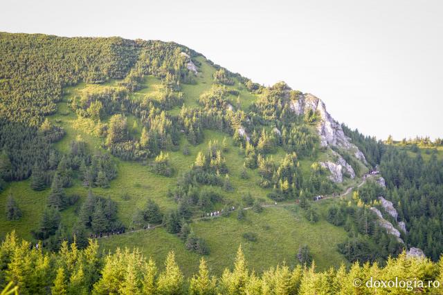 (Foto) Pelerini pe muntele Ceahlau de hramul Schimbării la Față