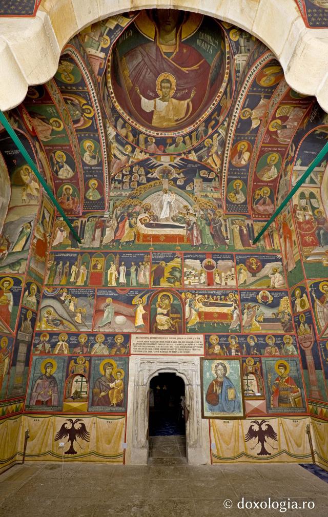 (Foto) Frescele bisericii „Adormirea Maicii Domnului” din Borzeşti, Bacău