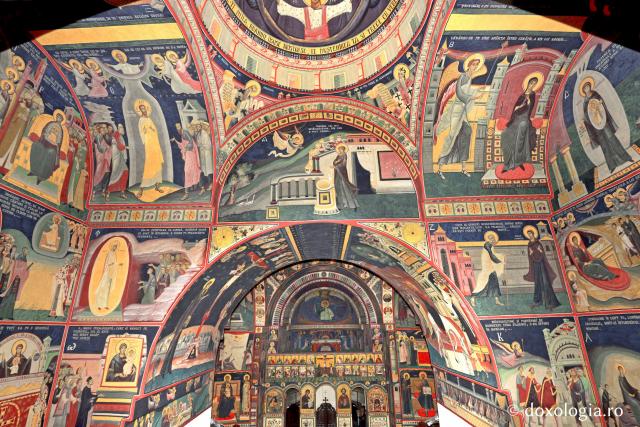 (Foto) Acatistul Bunei Vestiri – fresce din biserica „Pogorârea Sfântului Duh” din Câmpina
