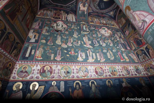 (Foto) Frescele bisericii noi a Mănăstirii Lainici