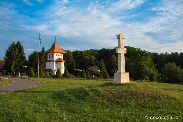 Crucea dinspre cimitir, ridicată în memoria luptătorilor anticomuniști din Munții Făgărași
