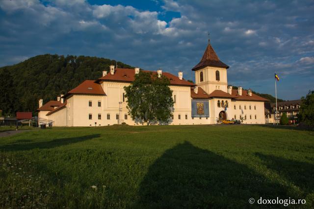 Vedere de ansamblu a Mănăstirii Brâncoveanu – Sâmbăta de Sus 