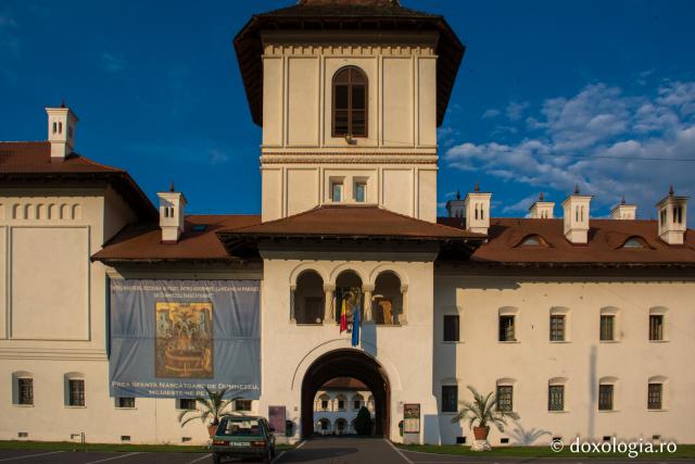 Turnul clopotniță și intrarea în mănăstirea Brâncoveanu – Sâmbăta de Sus 
