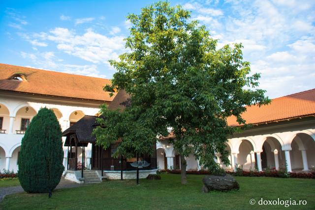 Curtea mănăstirii Brâncoveanu – Sâmbăta de Sus 
