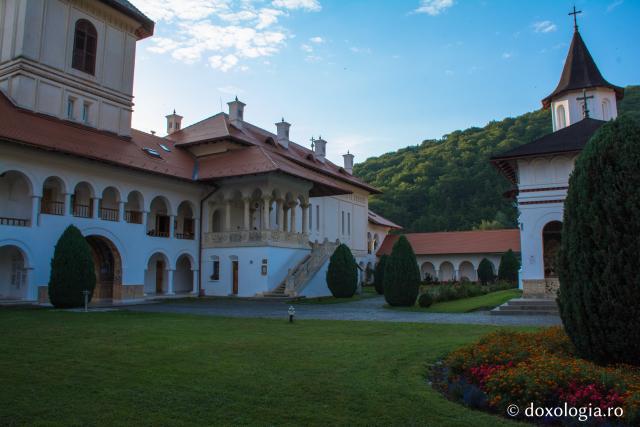 Paraclisul nou și biserica veche a Mănăstirii Brâncoveanu – Sâmbăta de Sus 